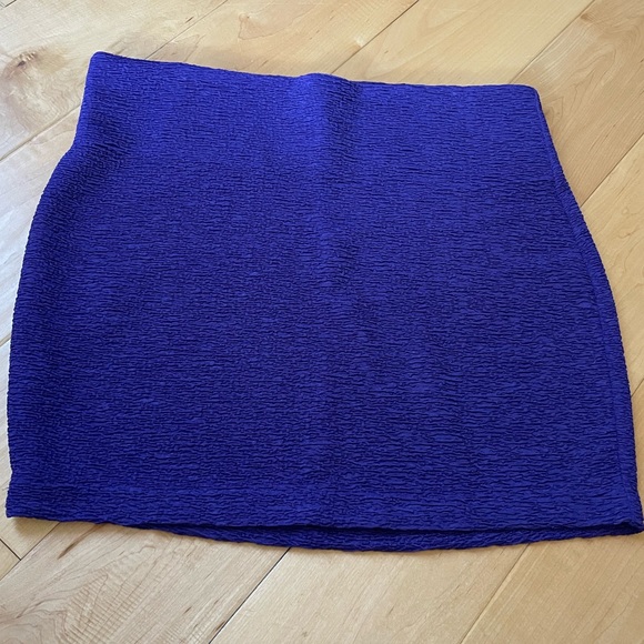BCBG purple textured mini skirt. Size M. - Picture 1 of 3